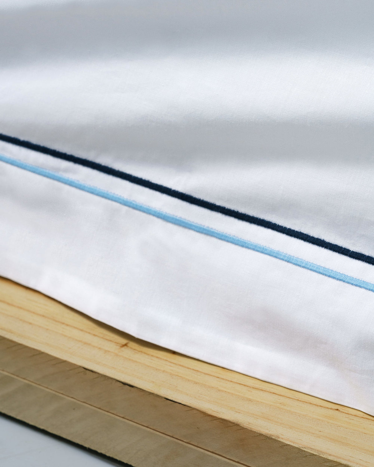Oberlaken - 200TC Perkal (Weiß mit blauen Streifen)