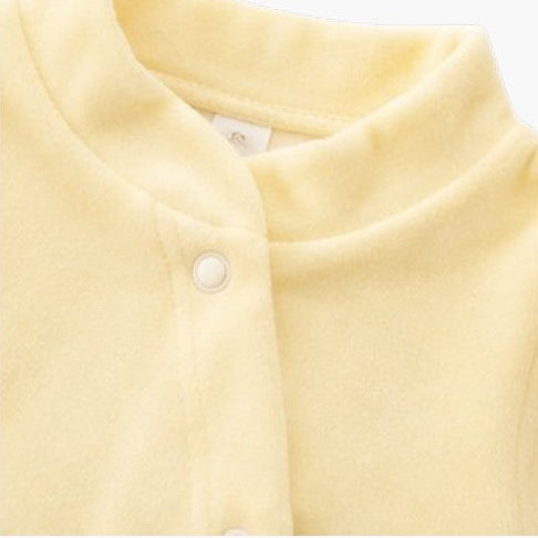 Babygrow Veludo Amarelo Bebé Conforto e Suavidade para os Primeiros Dias