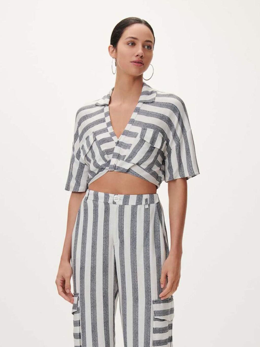 BLUSA CROP TOP COM BOLSOS