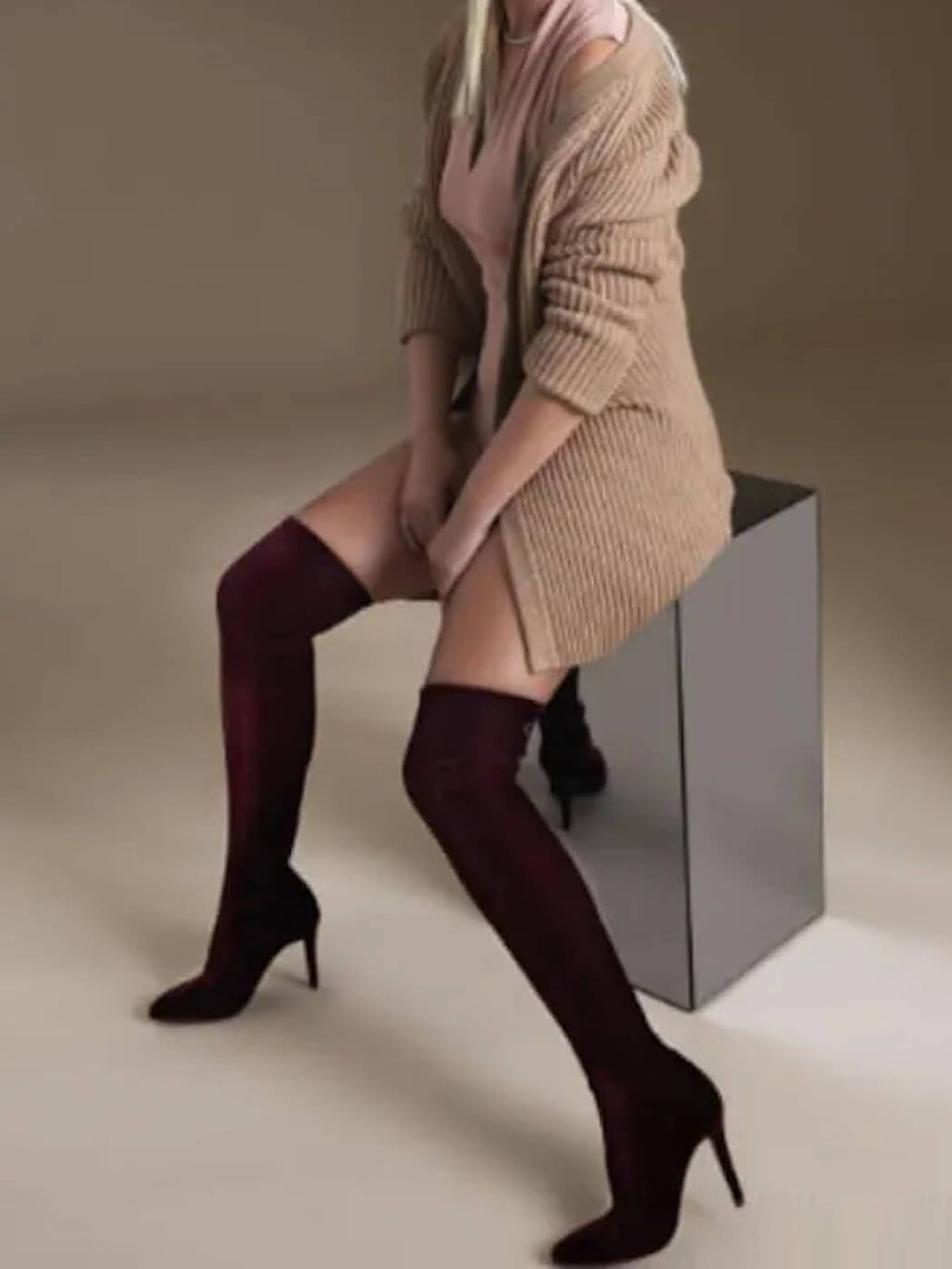 HOHE BORDEAUX-STIEFEL AUS SAMT