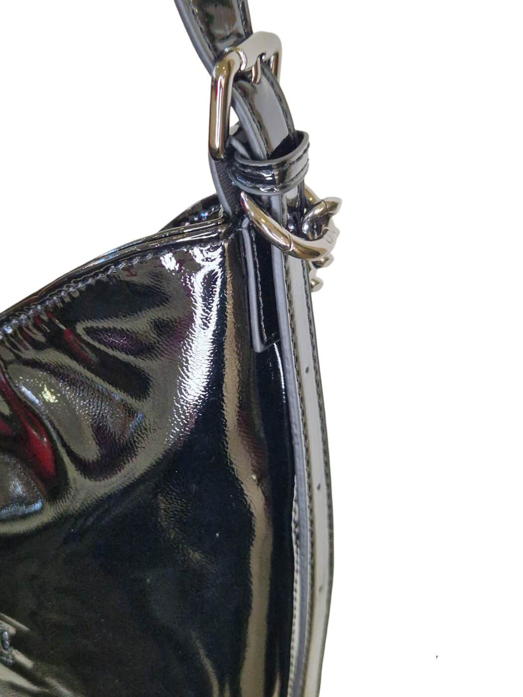 SCHULTERTASCHE MIT SCHWARZER KETTE