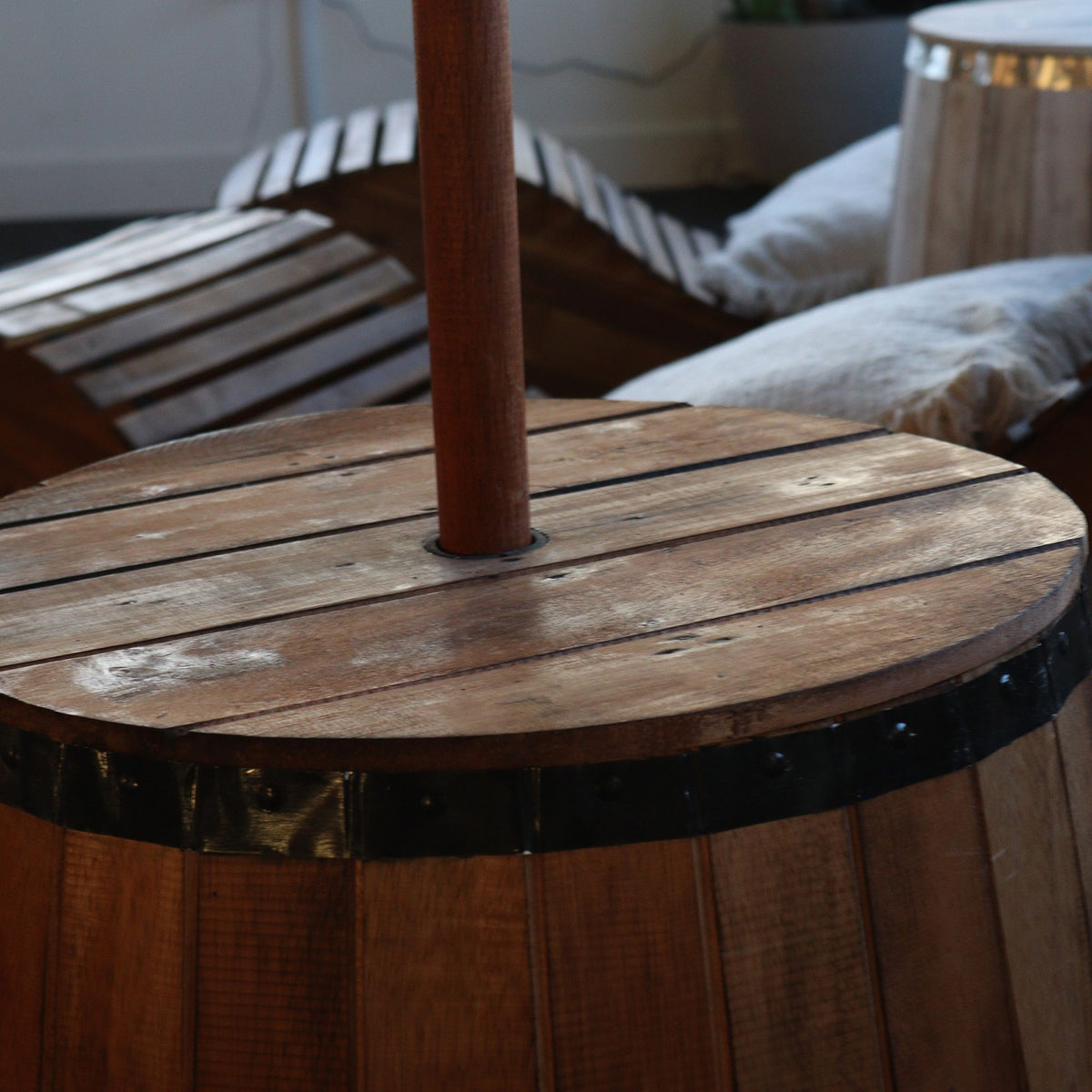 Mesa de barril de cerveza y soporte para sombrilla – Madera natural 60 x 48,5 cm