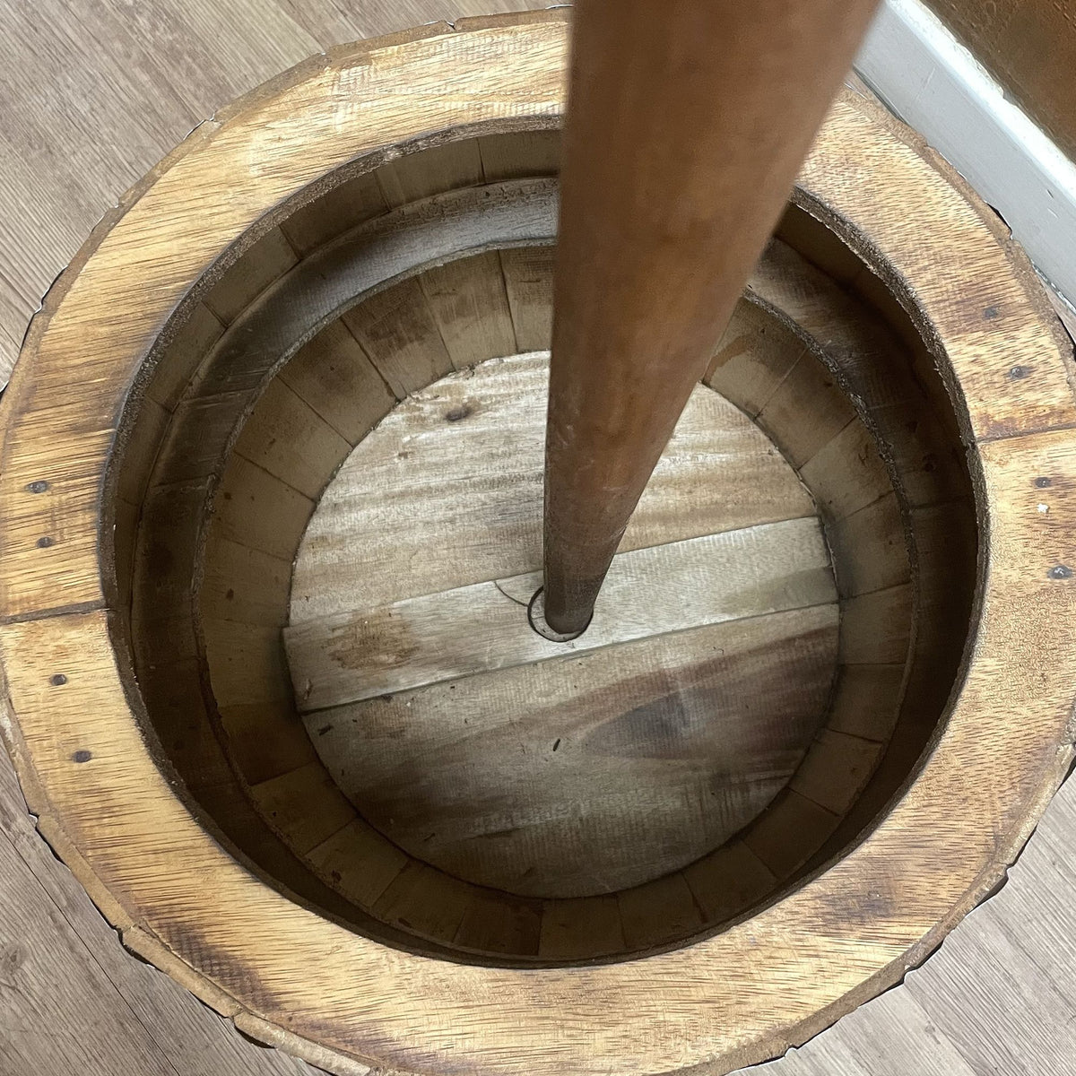 Mesa de barril de cerveza y soporte para sombrilla – Madera natural 60 x 48,5 cm