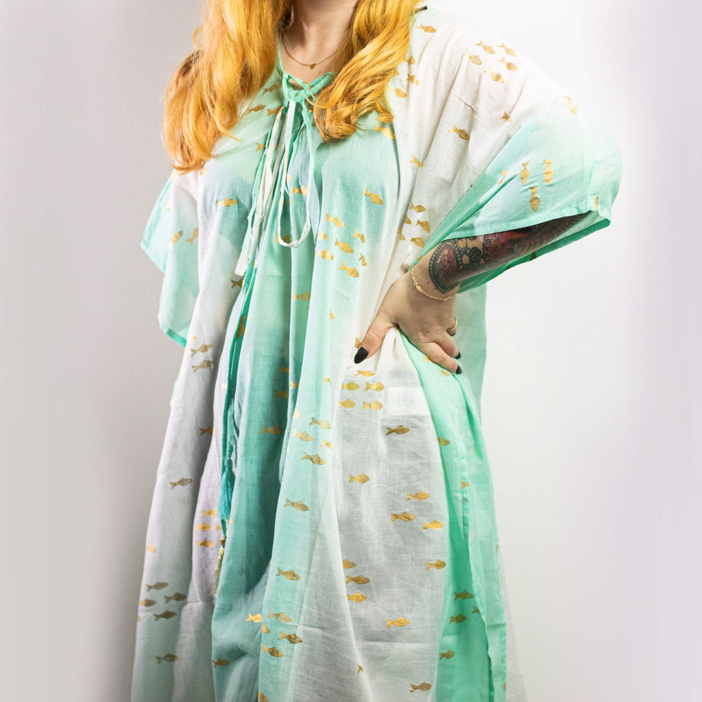 Coleção Nomad - Sari Mediterrâneo - Caftan com estampado de peixes em branco, turquesa e dourado