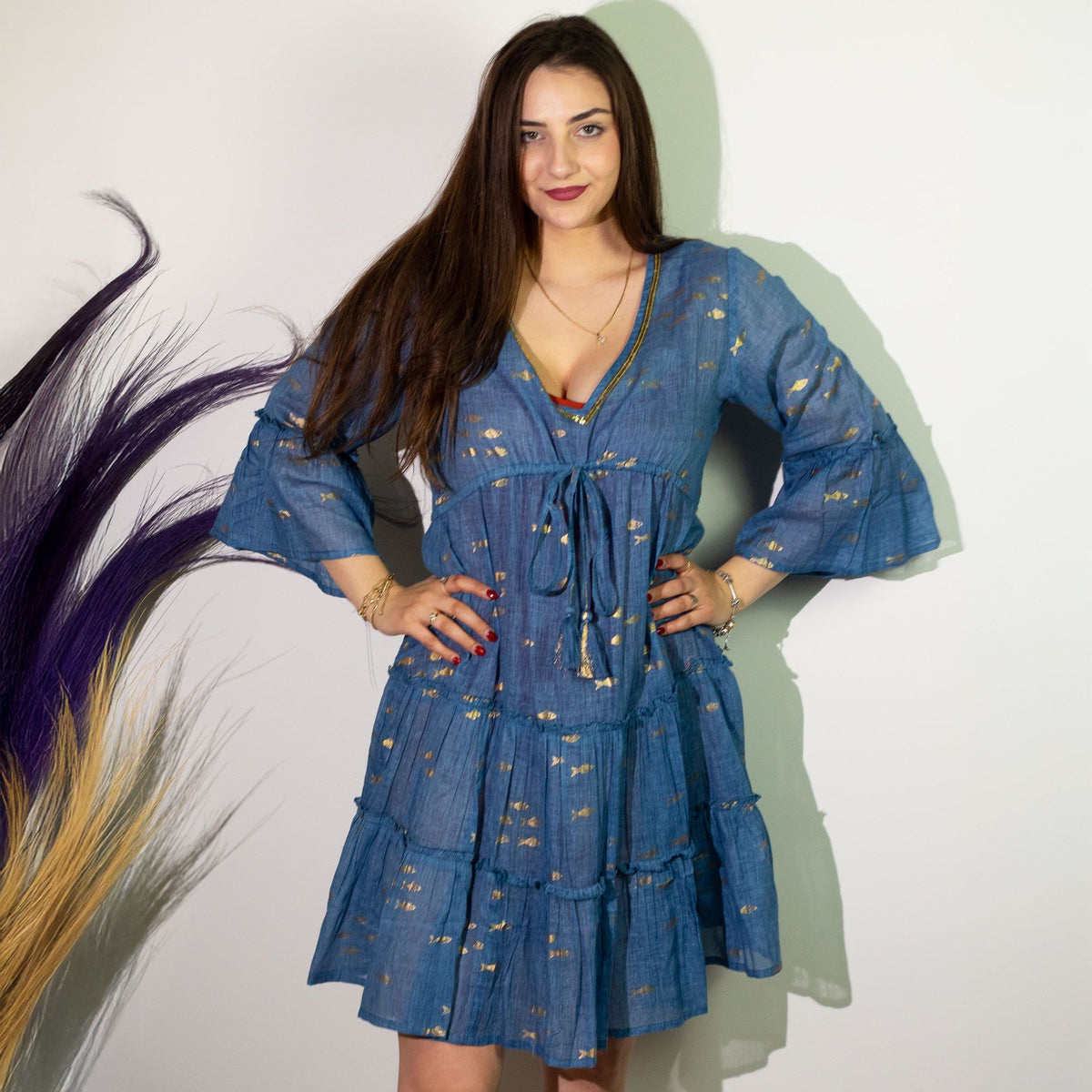 Nómada Sari en el mar Mediterráneo Vestido con estampado de peces azules y dorados (M/L)