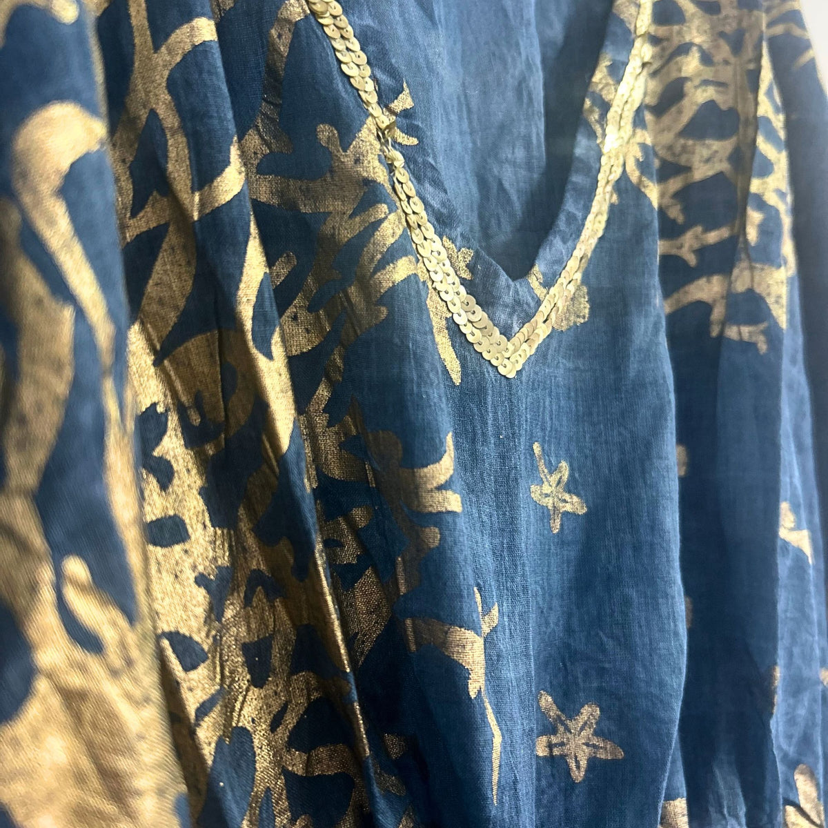 Nomad Sari Kaftan – Azul marino con estampado de coral dorado