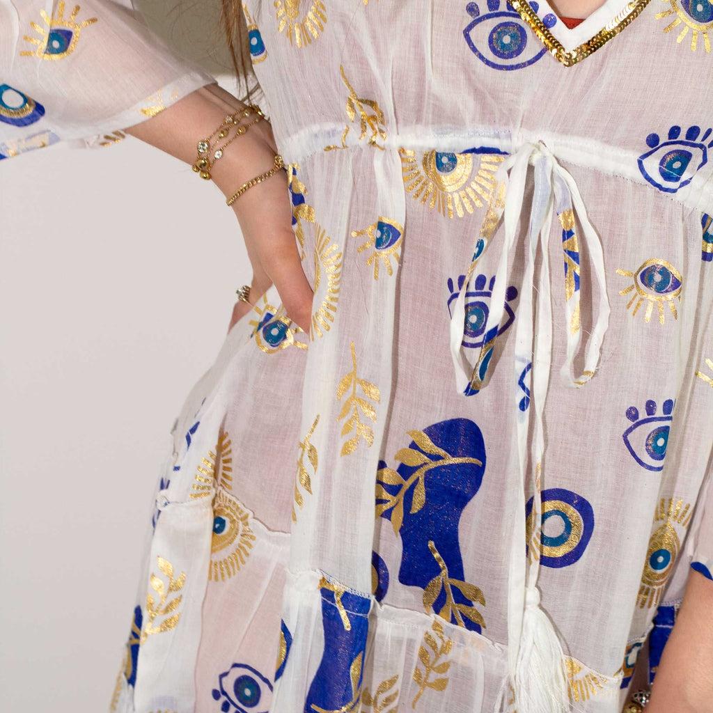 Nomad Sari Kleid Ojo Maligno – Weiß, Blau und Gold – Größe M/L