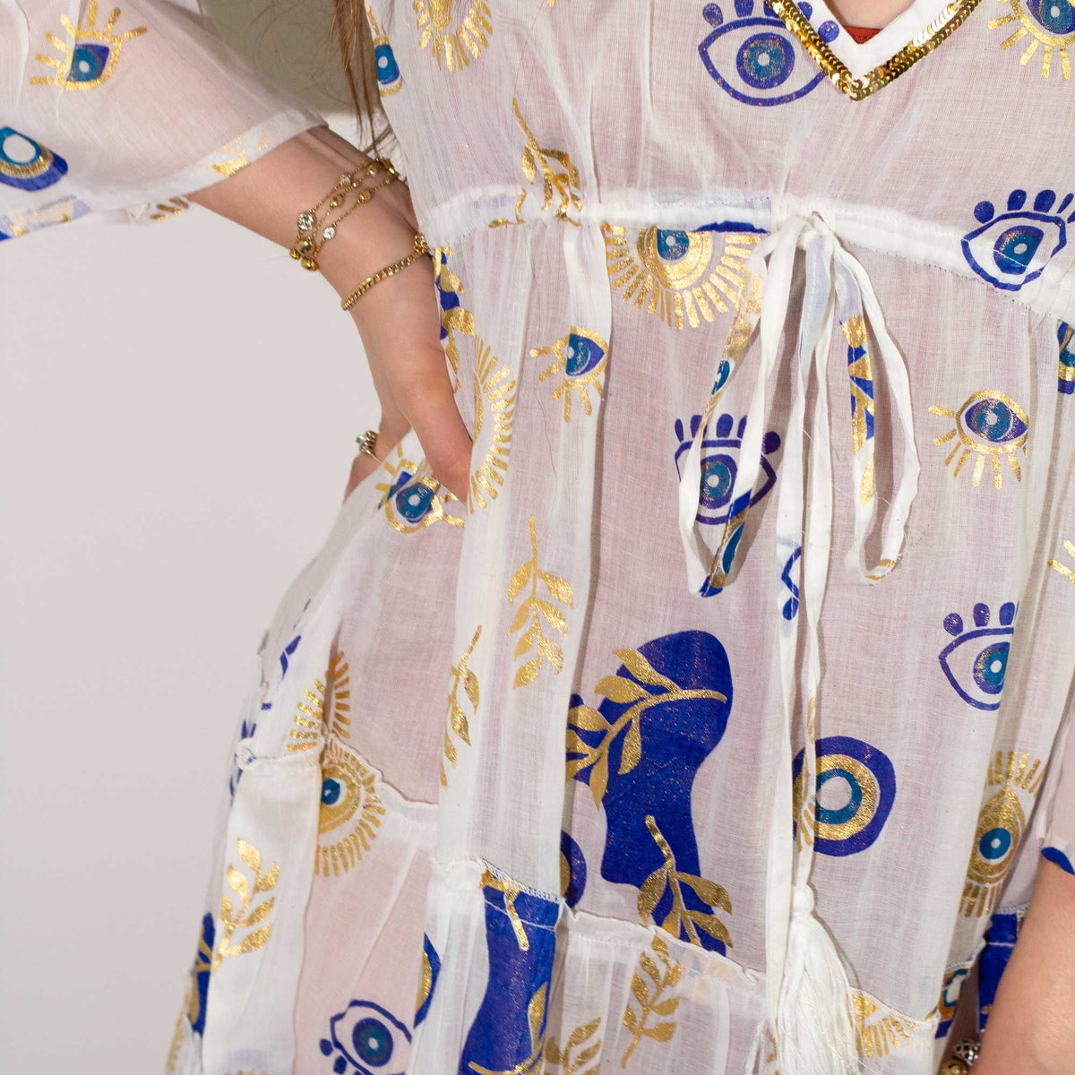 Vestido Sari Nômade Olho Grego – Branco, Azul e Dourado – Tamanho M/L