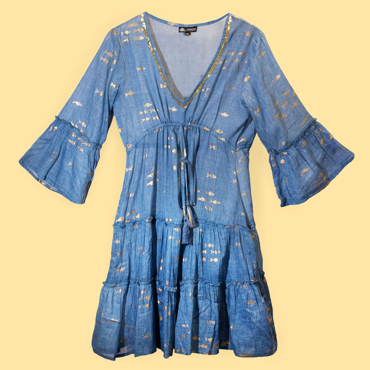 Nómada Sari en el mar Mediterráneo Vestido con estampado de peces azules y dorados (M/L)