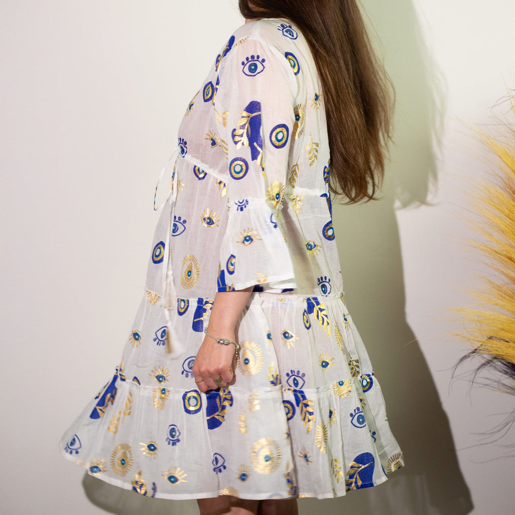 Nomad Sari Kleid Ojo Maligno – Weiß, Blau und Gold – Größe M/L