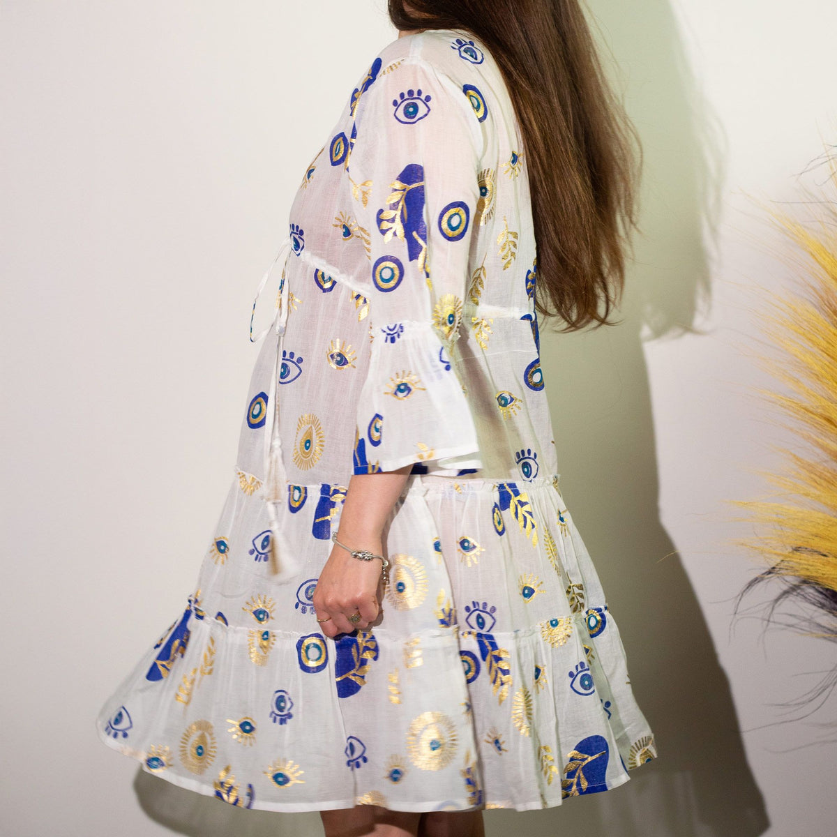 Nomad Sari Kleid Ojo Maligno – Weiß, Blau und Gold – Größe M/L