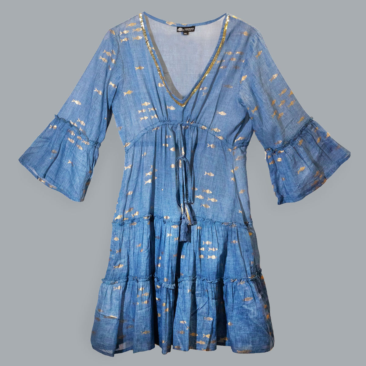 Nómada Sari en el mar Mediterráneo Vestido con estampado de peces azules y dorados (M/L)