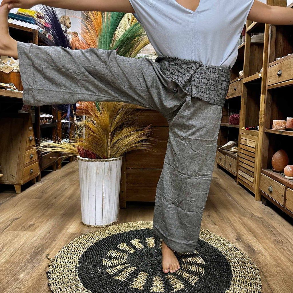 Yoga- und Festivalhose - Thailändisches Fischer-Mantra-Mandala in Grau