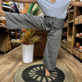 Yoga- und Festivalhose - Thailändisches Fischer-Mantra-Mandala in Grau