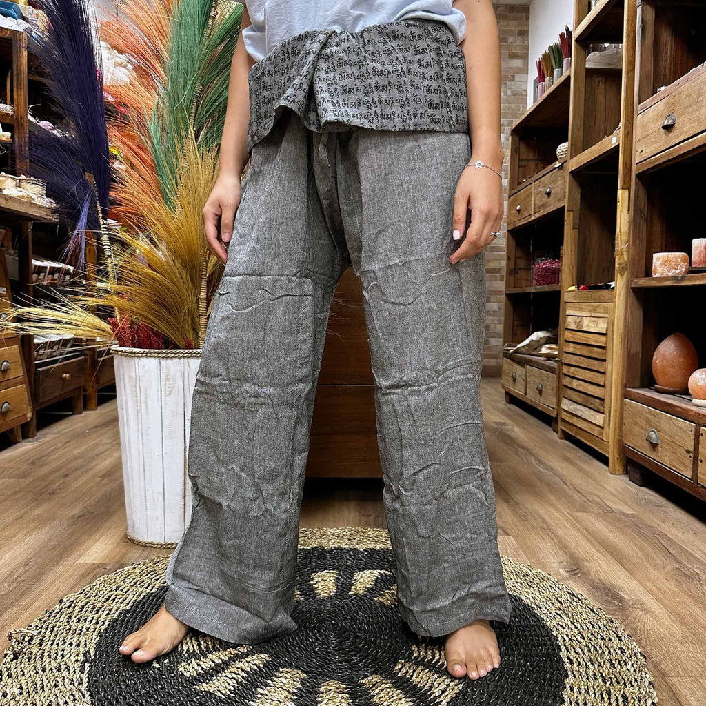 Yoga- und Festivalhose - Thailändisches Fischer-Mantra-Mandala in Grau