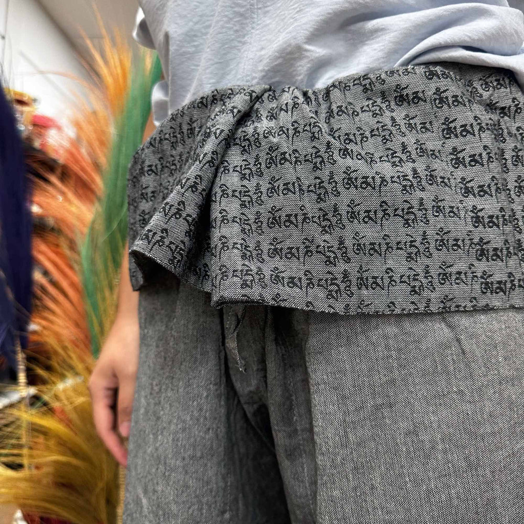 Yoga- und Festivalhose - Thailändisches Fischer-Mantra-Mandala in Grau