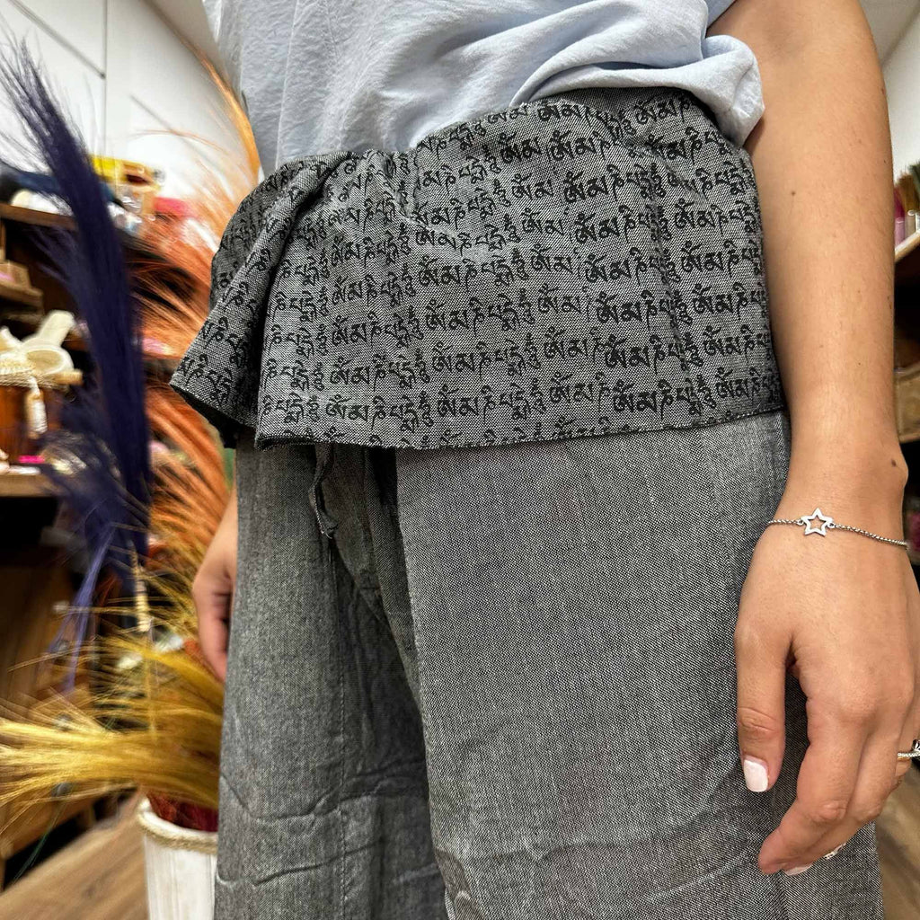 Yoga- und Festivalhose - Thailändisches Fischer-Mantra-Mandala in Grau