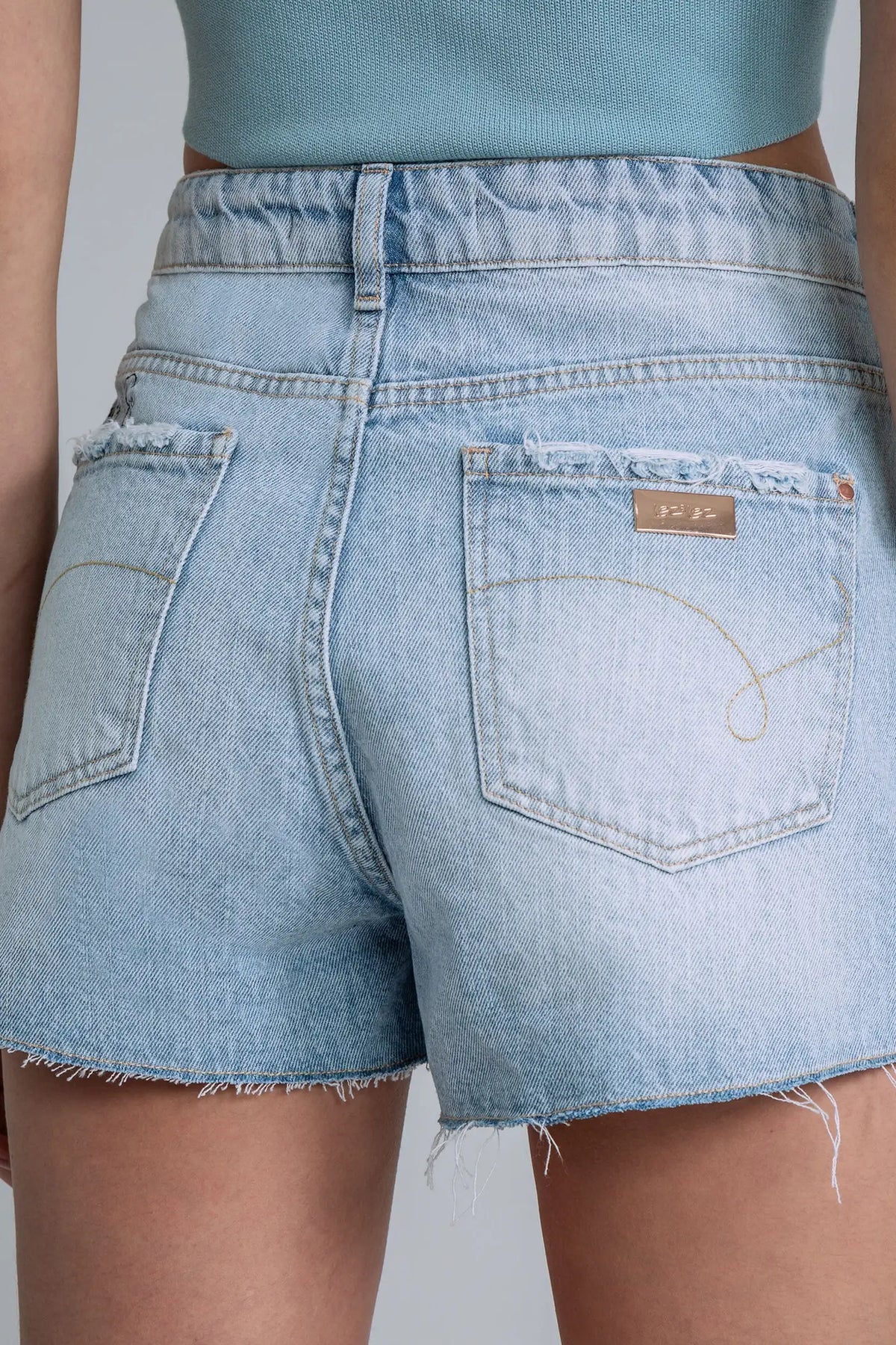 JEANSHORTS MIT TUKAN-STICKEREI