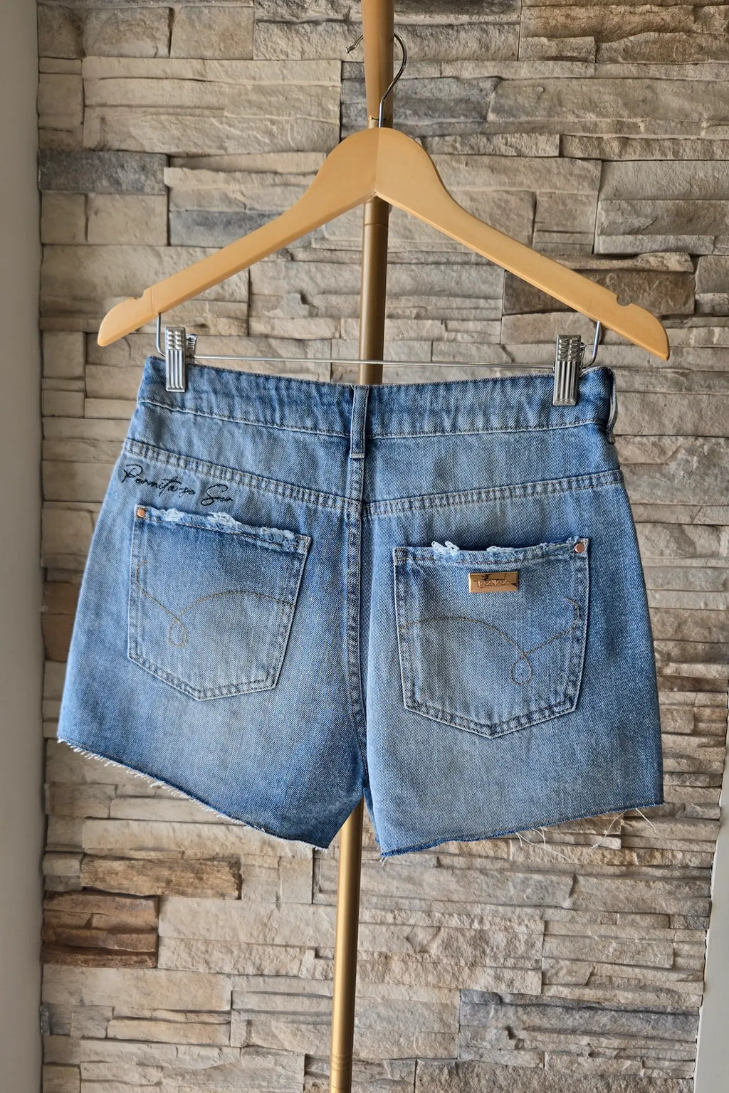 JEANSHORTS MIT TUKAN-STICKEREI