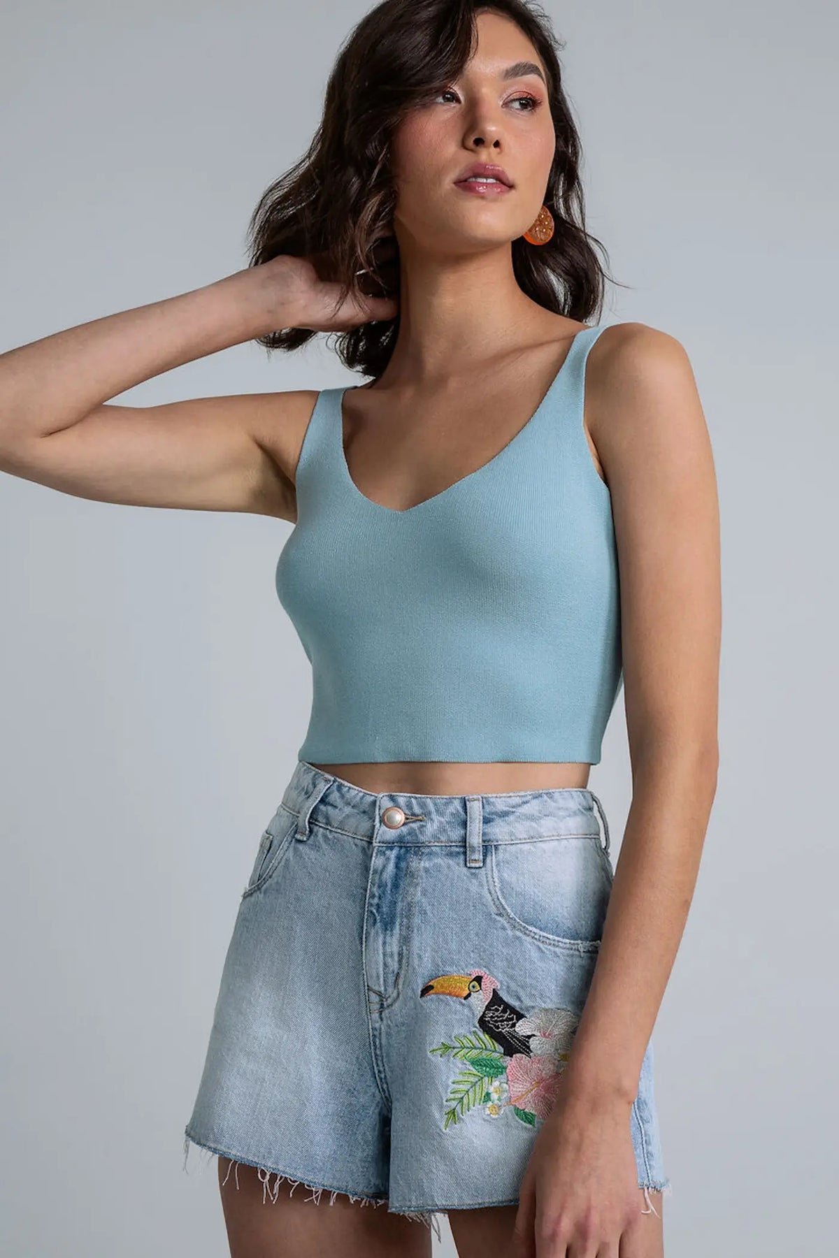 JEANSHORTS MIT TUKAN-STICKEREI