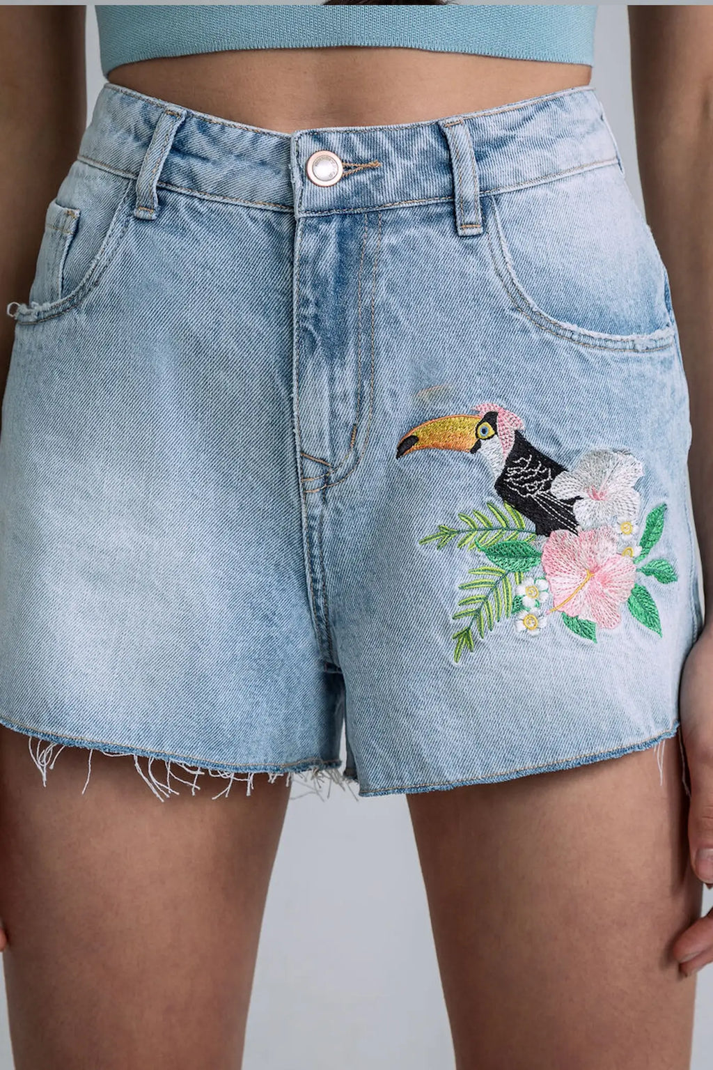JEANSHORTS MIT TUKAN-STICKEREI