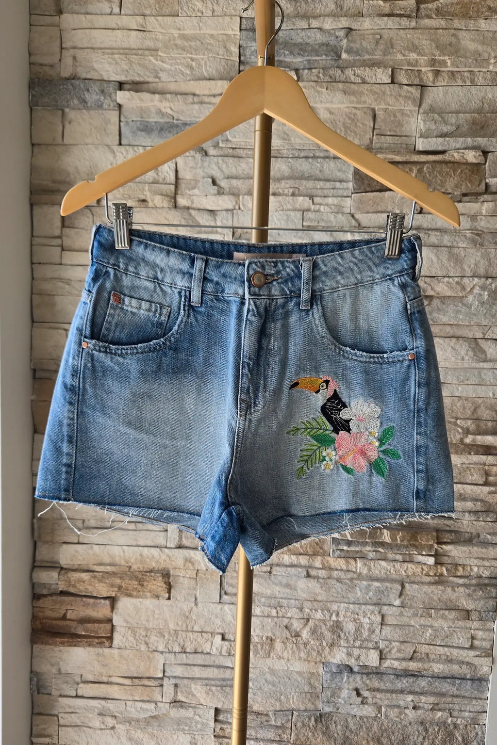 JEANSHORTS MIT TUKAN-STICKEREI