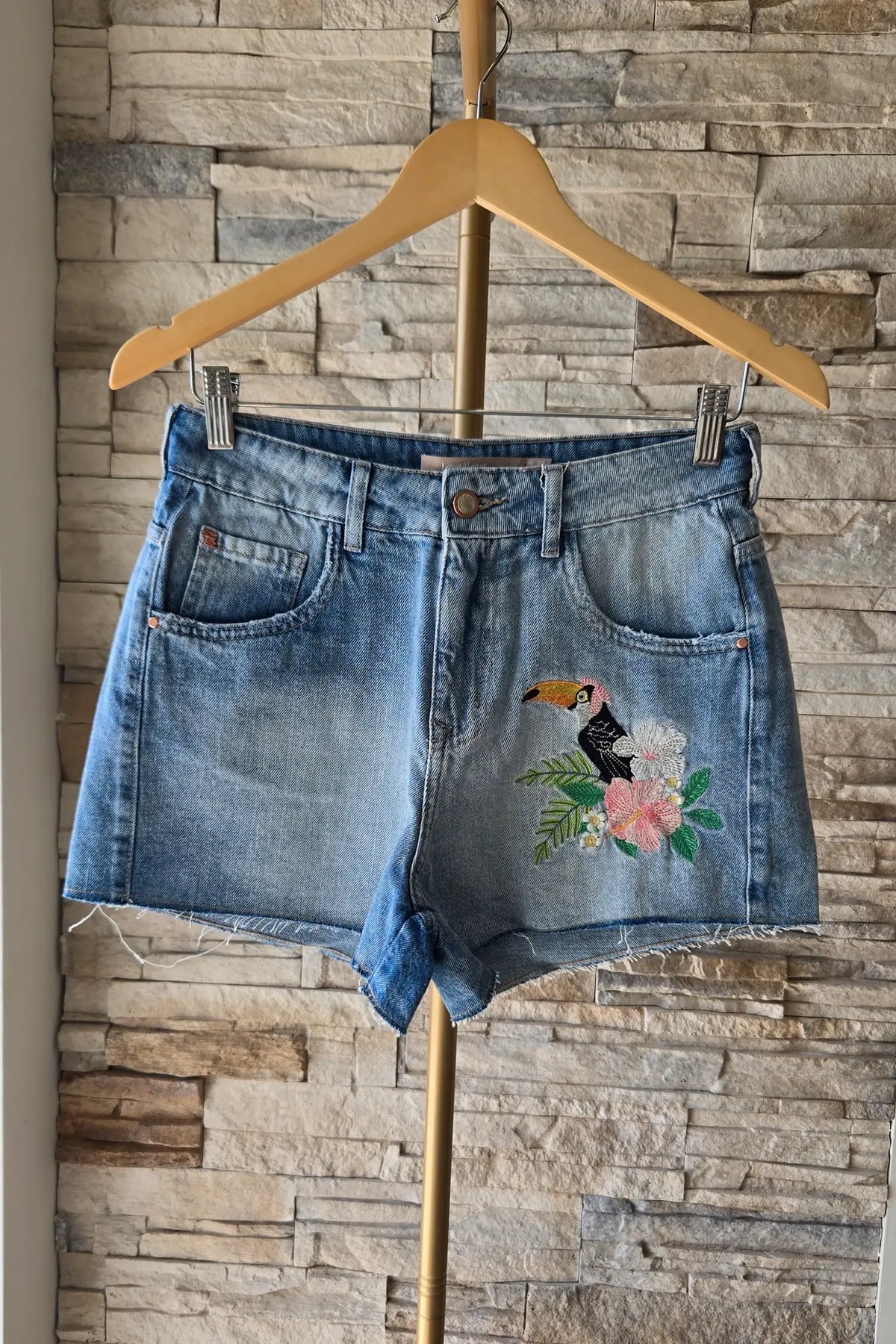 JEANSHORTS MIT TUKAN-STICKEREI