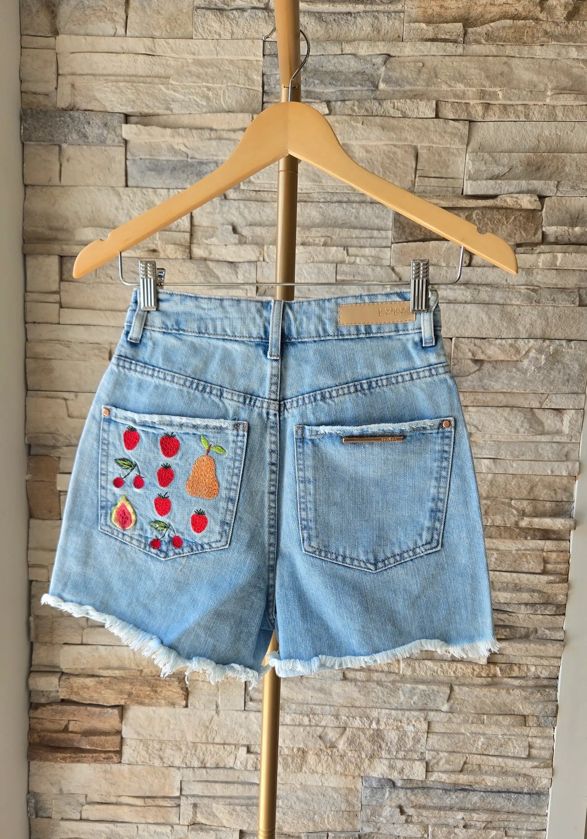 SHORTS AUS DENIM MIT FRUCHTSTICKEREIEN
