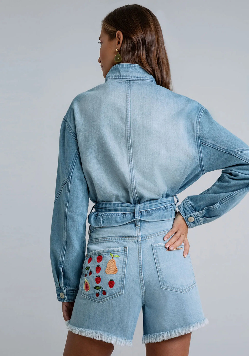 SHORTS AUS DENIM MIT FRUCHTSTICKEREIEN