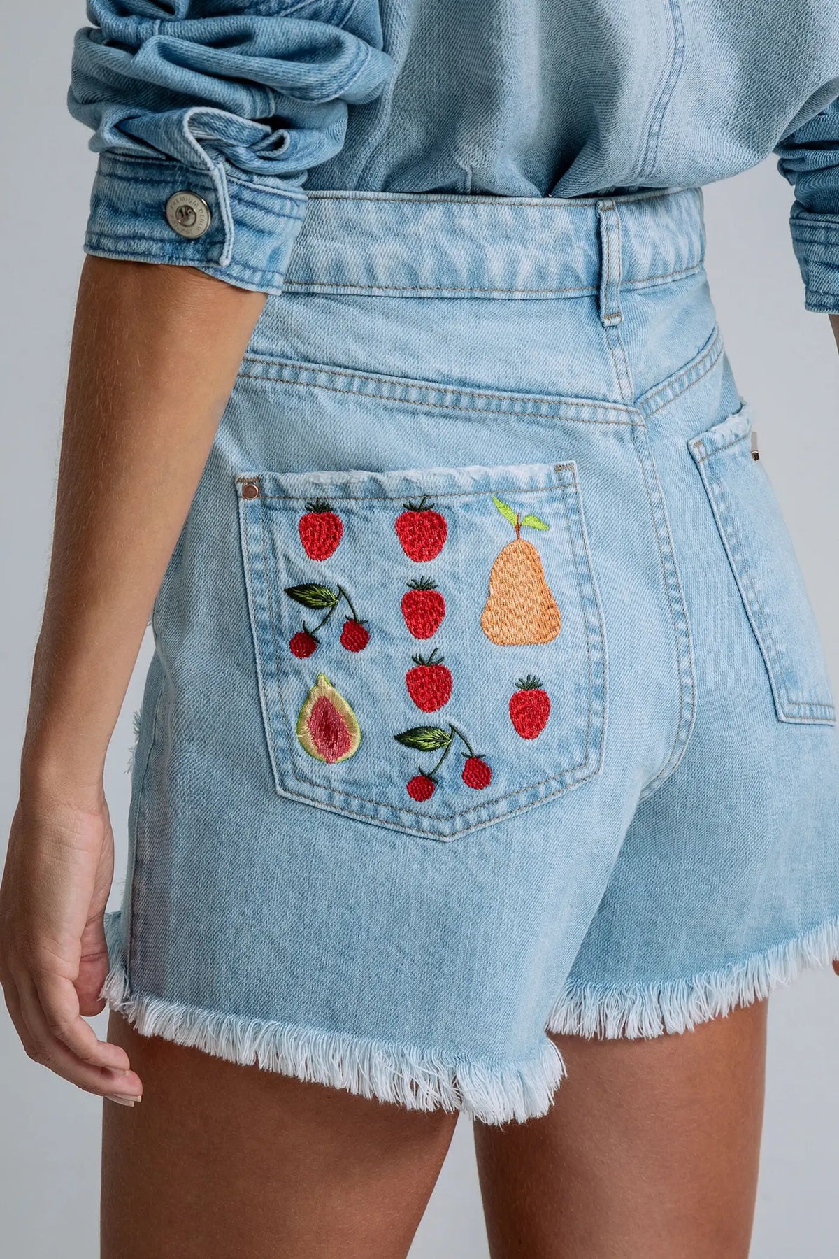 SHORTS AUS DENIM MIT FRUCHTSTICKEREIEN