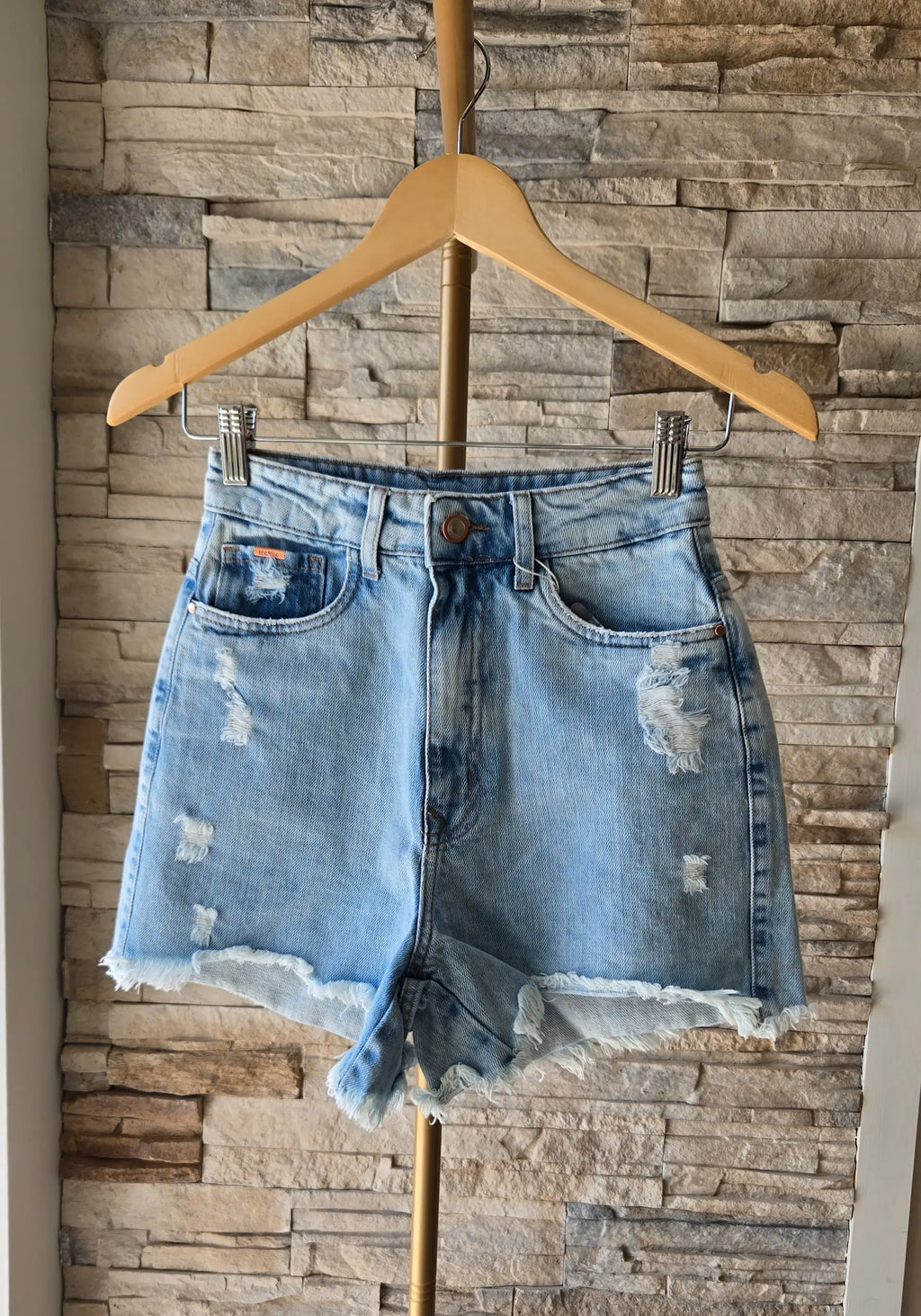 SHORTS AUS DENIM MIT FRUCHTSTICKEREIEN