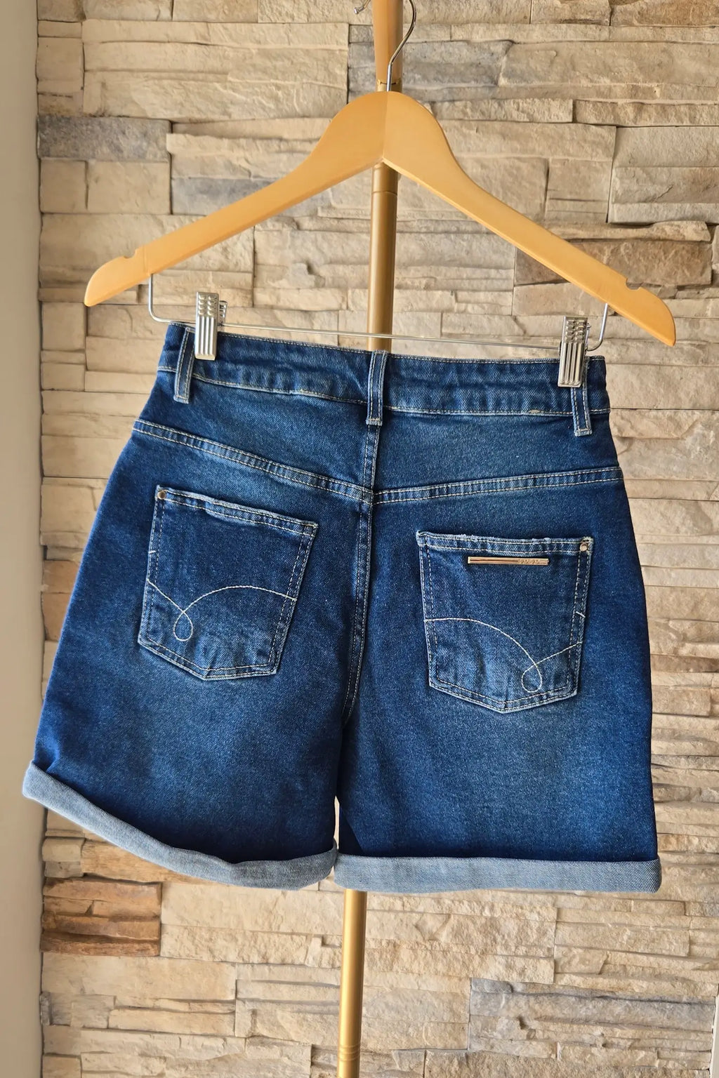 KURZE DUNKLE JEANS-SHORTS