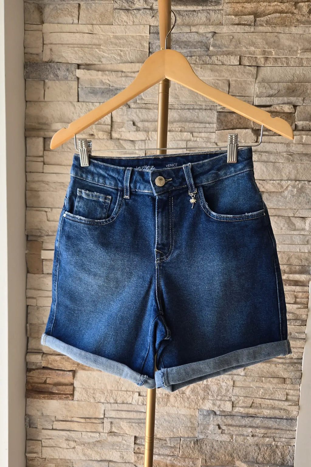 KURZE DUNKLE JEANS-SHORTS