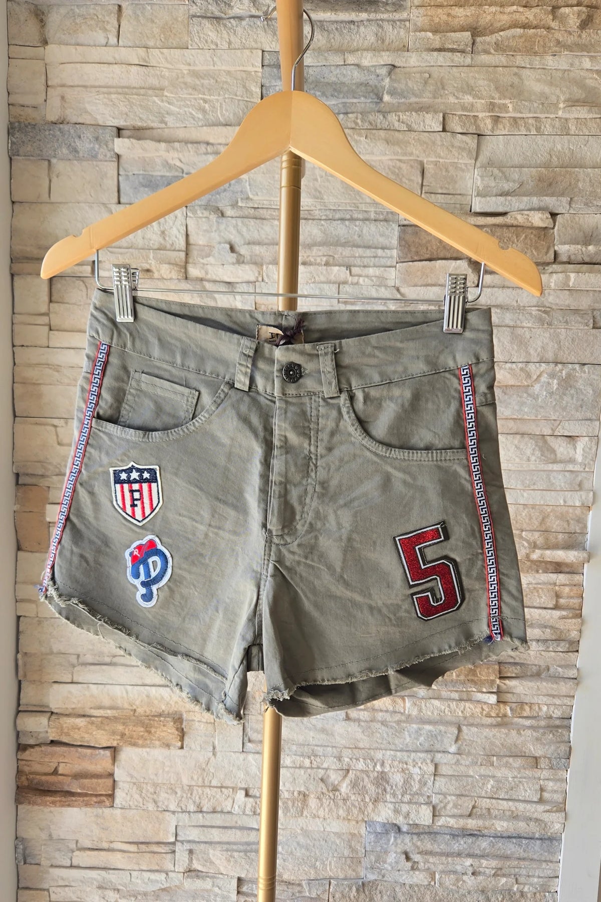KURZE JEANS-SHORTS IN MILITÄRGRÜN