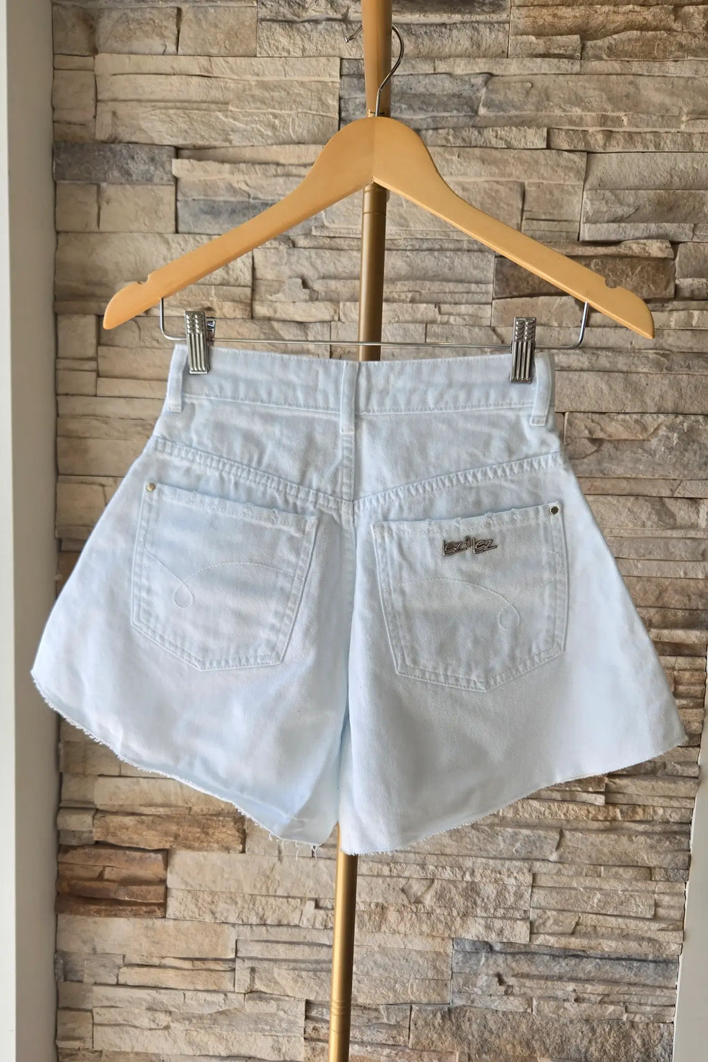 KURZE WEISSE JEANS-SHORTS