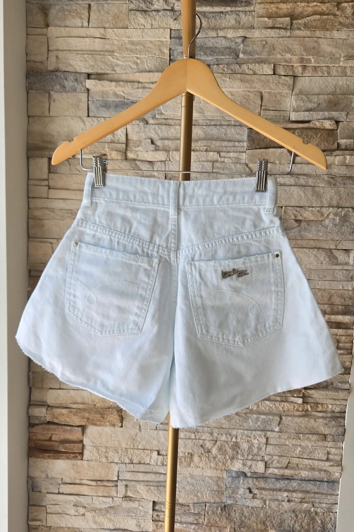 KURZE WEISSE JEANS-SHORTS