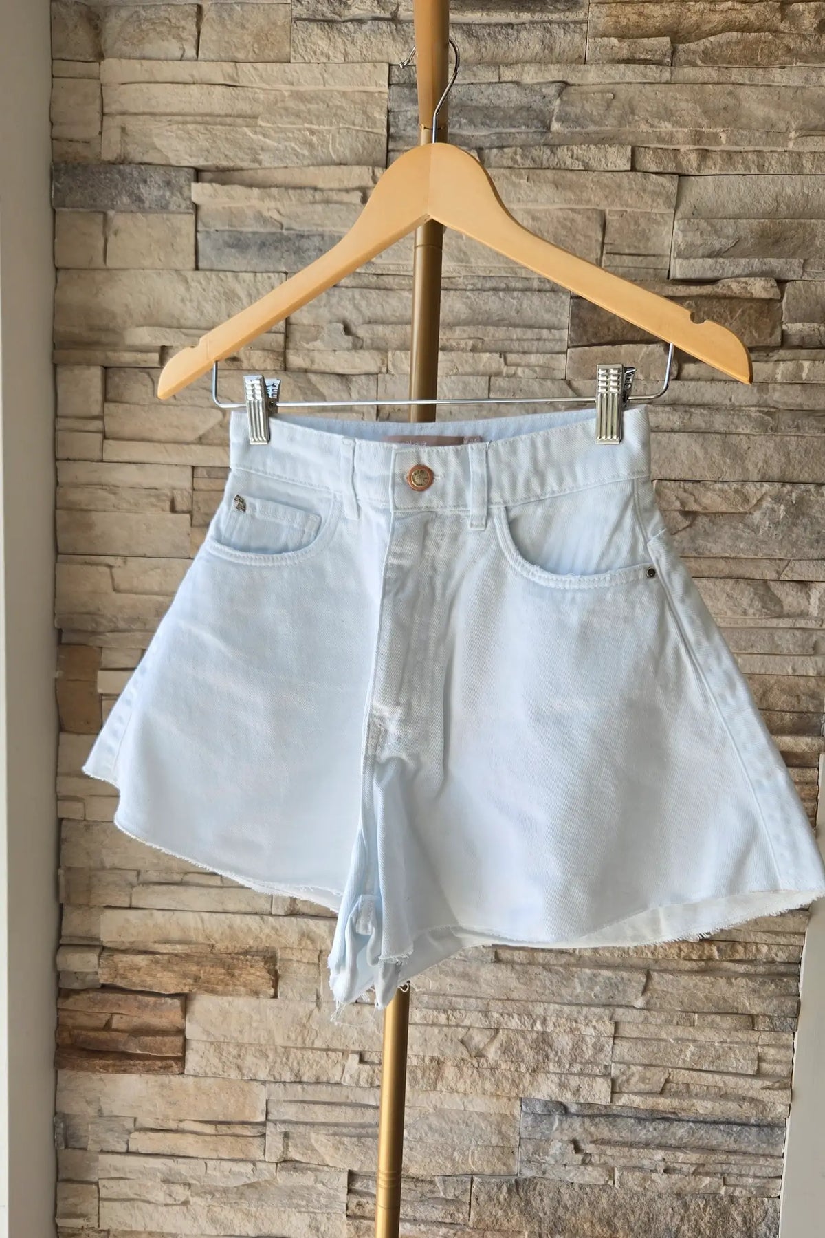 KURZE WEISSE JEANS-SHORTS