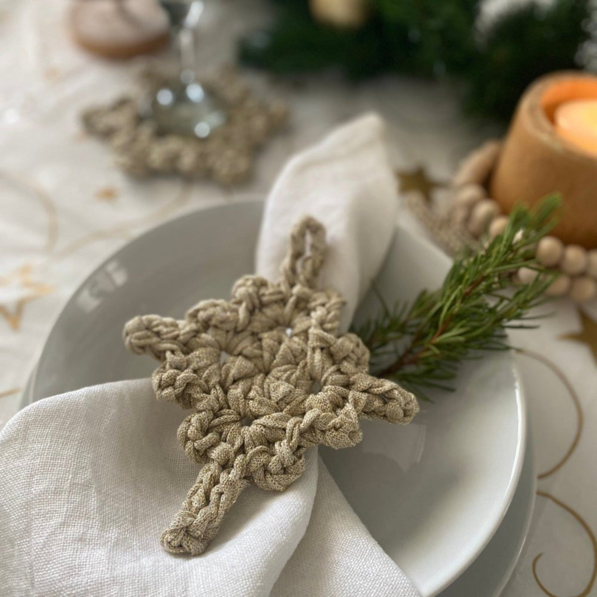 Goldfarbene glitzernde Untersetzer & Serviettenringe – Weihnachtstischdekoration