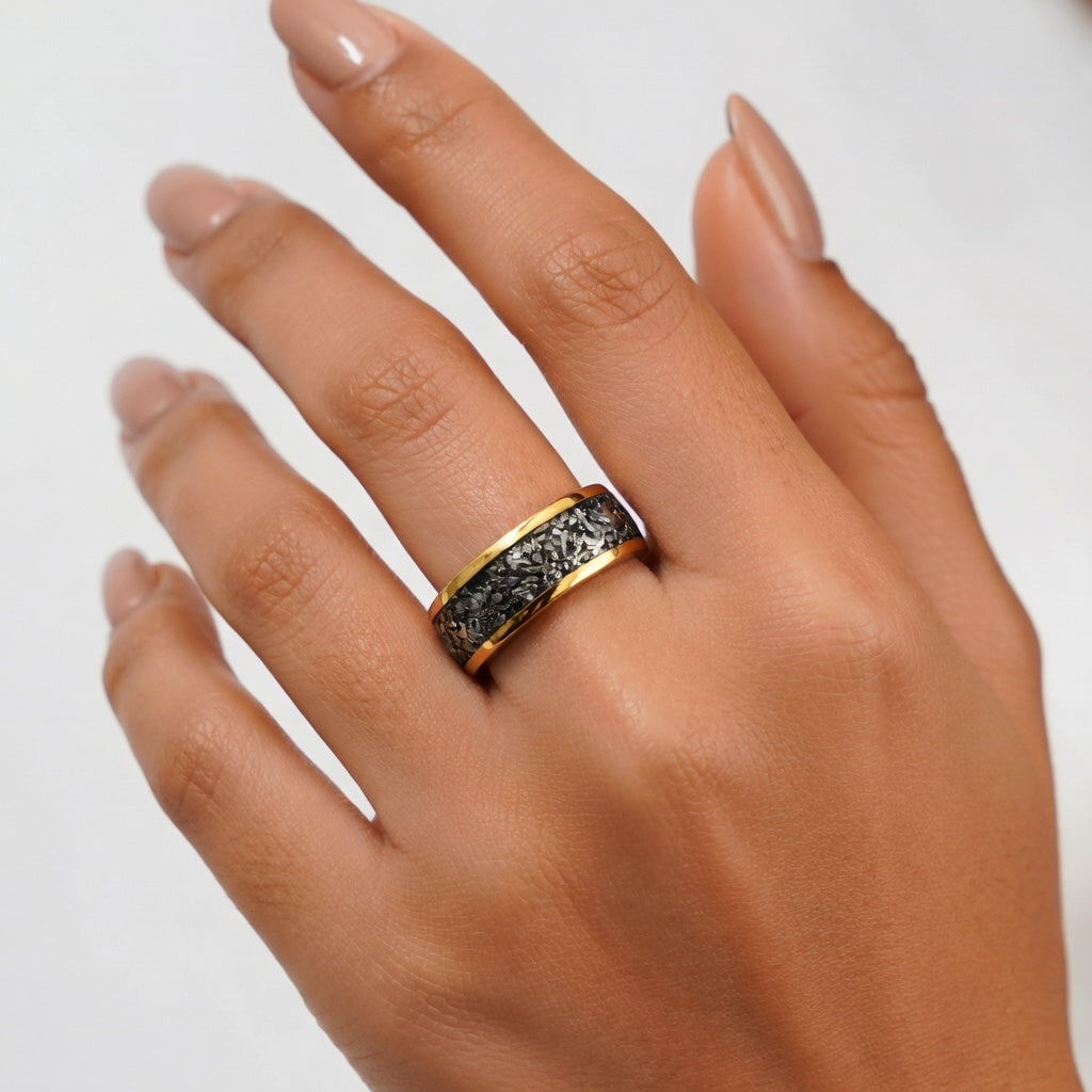 Anillo de Meteorito con Incrustaciones de Acero de Tungsteno
